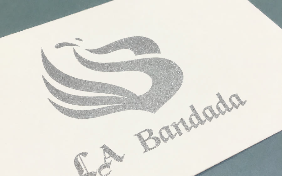 Tarjeta con logo impreso en tinta especial plateada